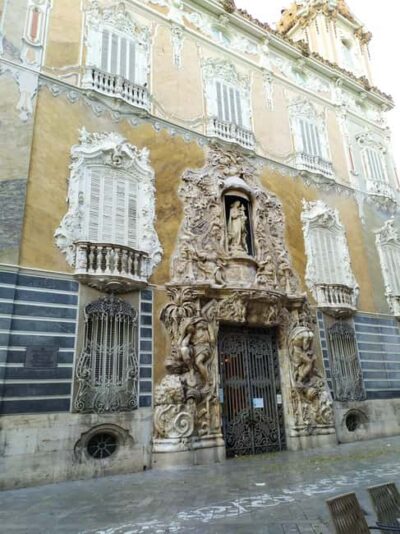 Valencia: City Walking Tour with Top Attractions - ITALIAN - Where you meet: starting at Plaça dels Furs (and why it matters)