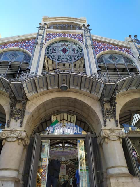 Valencia: City Walking Tour with Top Attractions - ITALIAN - Plaça de la Verge and Plaza de la Reina: seeing Valencia’s squares in context
