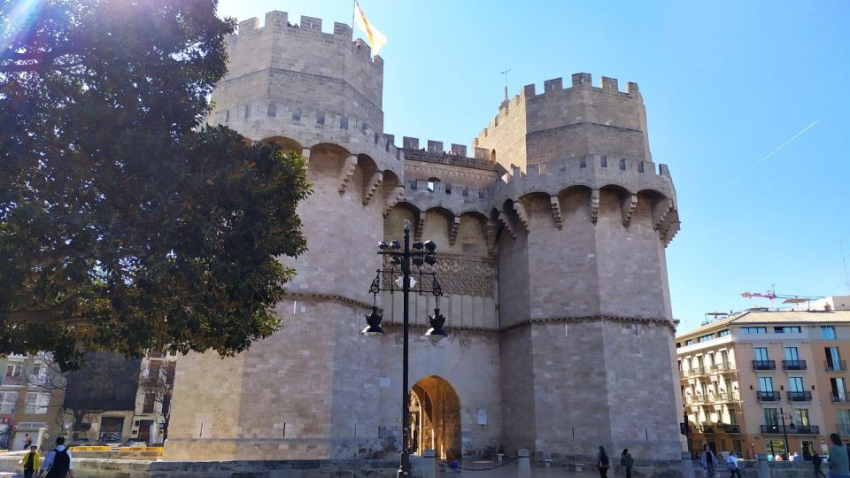 Valencia: City Walking Tour with Top Attractions - ITALIAN - Valencia Cathedral and the Miguelete Tower: the big icon stop