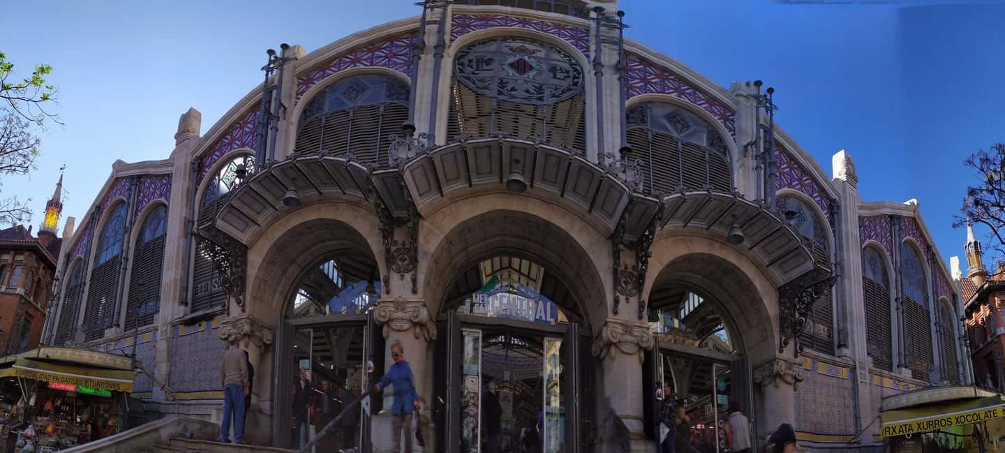 Valencia: City Walking Tour with Top Attractions - ITALIAN - Plaza del Ayuntamiento and the Central Market: civic life and daily rhythm