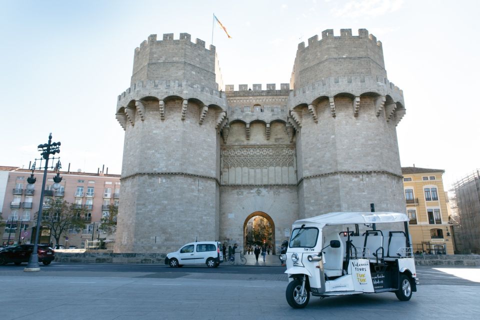 Valencia: Complete Tuk-Tuk Tour Around the City - City of Arts and Sciences: Oceanogràfic, Hemisfèric, and the big wow factor