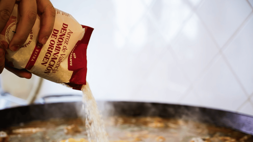 Valencia: Cook your paella (with a purchase at the Russafa market) - Meeting at Plaza Baró de Cortes: Find the Brown-Marked Gate