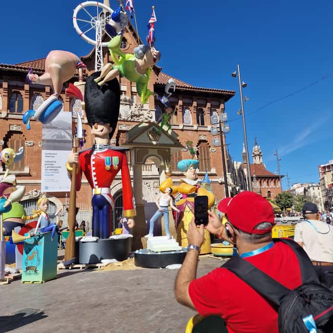 Valencia: Fallas Festival Walking Tour with Entry Ticket - Morning vs afternoon: where you actually start in Valencia