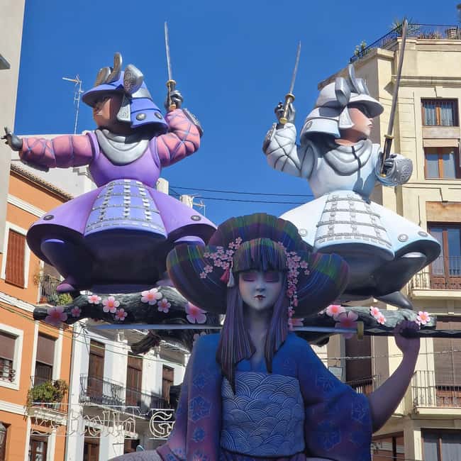 Valencia: Fallas Festival Walking Tour with Entry Ticket - The food and drink side: churros and a typical drink on 13–15
