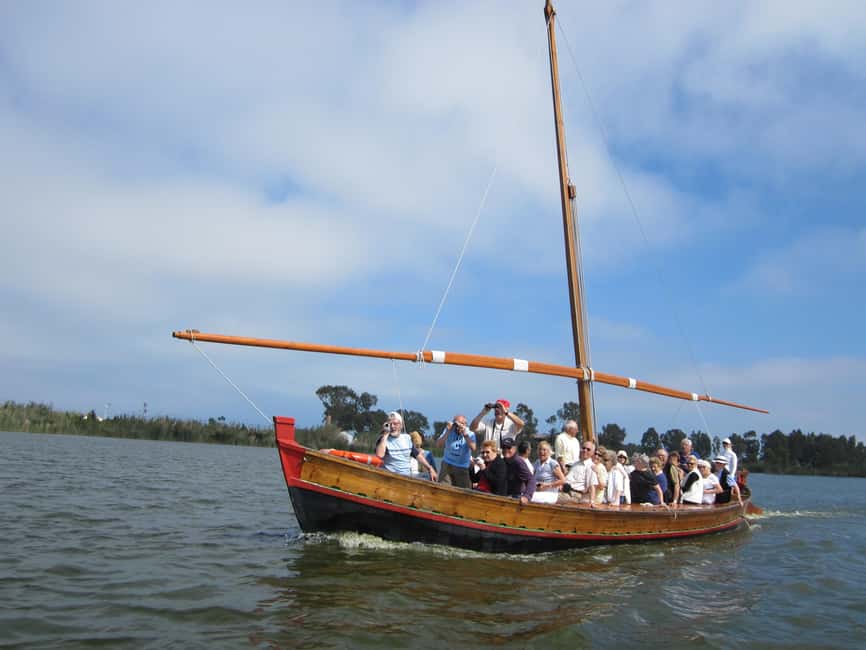 Valencia: Guided Lake Albufera Boat Ride and Barraca Tour - The barraca stop and canal views: more than a photo break