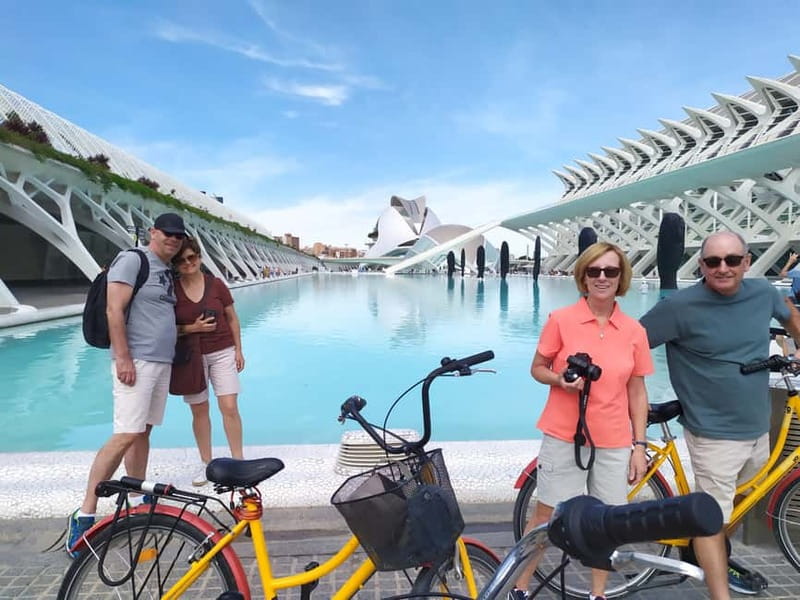 Valencia in bici con guida turistica italiana madrelingua - Starting at MO’bike near Plaza del Ayuntamiento