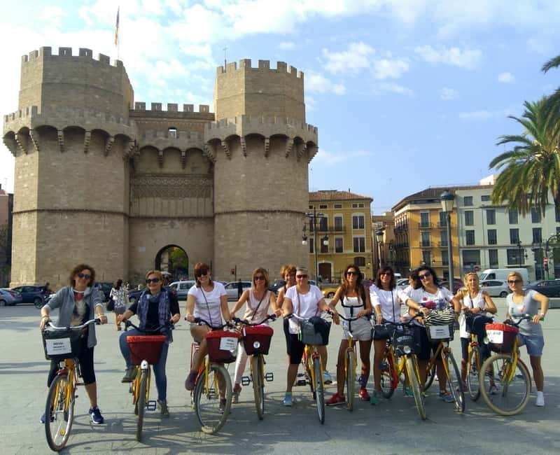 Valencia in bici con guida turistica italiana madrelingua - Plaza de la Virgen and Plaza de la Reina: where Roman clues meet big churches