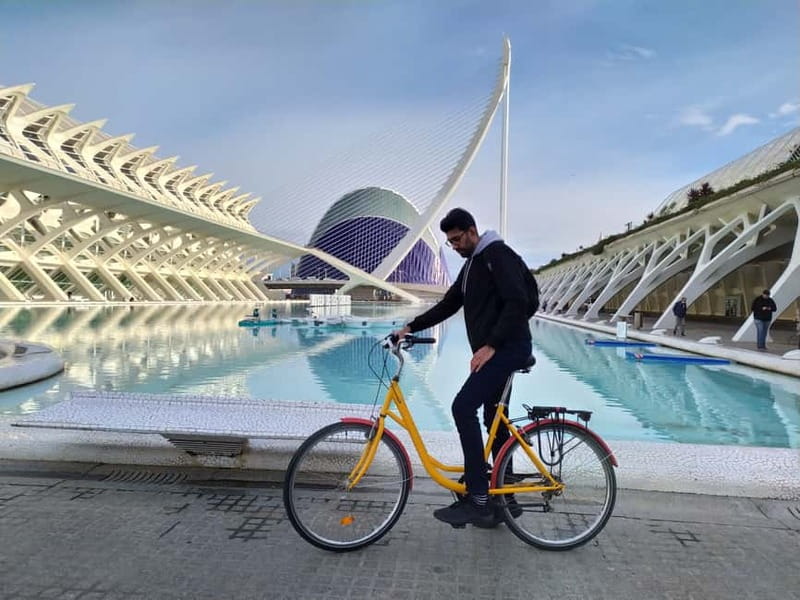 Valencia in bici con guida turistica italiana madrelingua - Mercado Central to La Lonja: the old city’s power couple