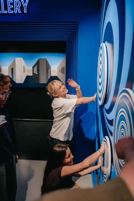 Valencia: Your Ticket to the Museum of Illusions - Table of Clones and Ames Room: Where Angle Changes Everything