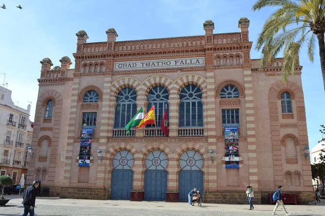 Walking Tour through Cádiz: Stories from the hand of a local guide - Plaza de la Mina: history plus quick photo time