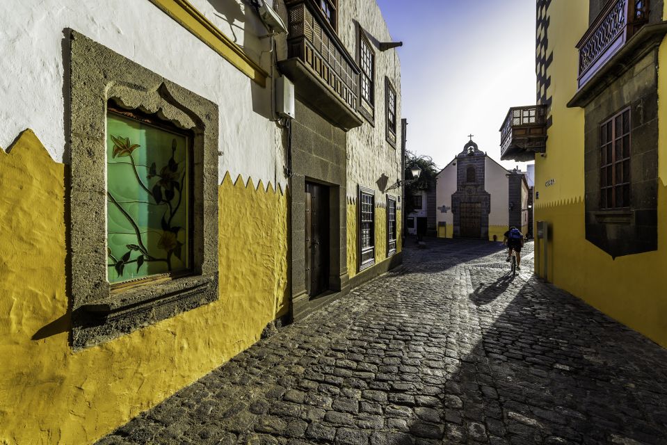 Walking tour Vegueta Old Town Las Palmas ( only in english) - Cathedral of Santa Ana and Plaza del Pilar Nuevo: the walk’s anchor