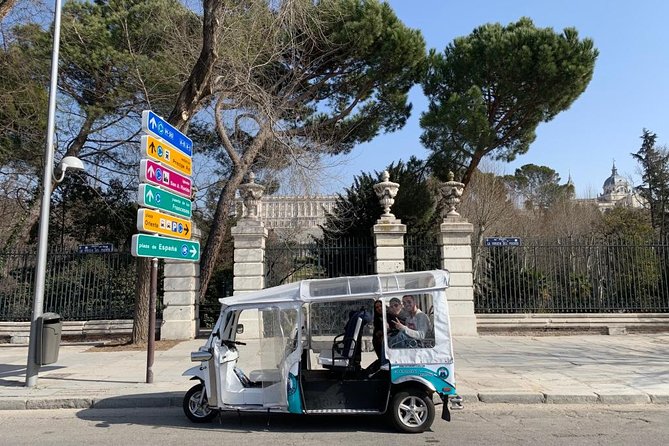 Welcoming tour Madrid - Stop 1: Parque del Retiro, a main-entrance photo intro