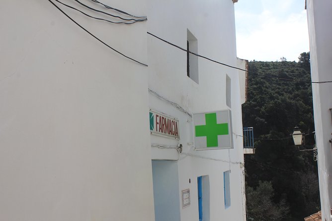 White Villages Tour in the Nerja area: Small-Group Tour and Lunch - Stop 4: Sayalonga, tapas lunch, and the narrow-street brag