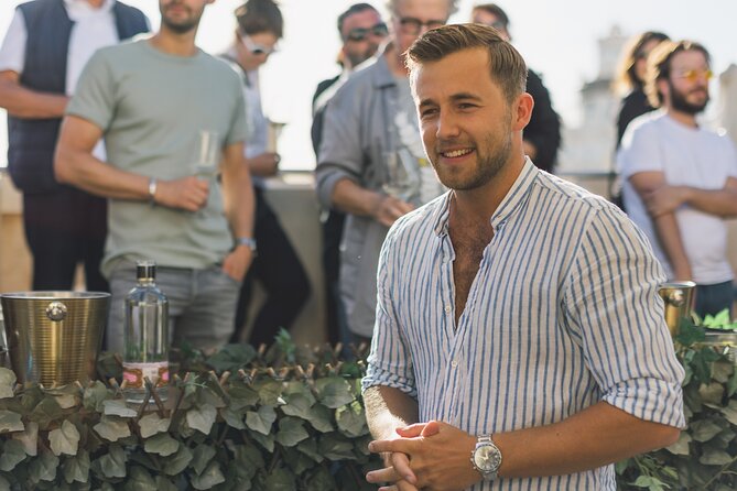 Wine Tasting Experience with a Professional Sommelier in Valencia City Center - Pairing wine with tapas and petit fours: why it works