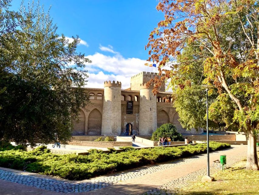 Zaragoza: Aljafería Palace guided tour in Spanish - The big idea: three palaces, one building you can actually understand