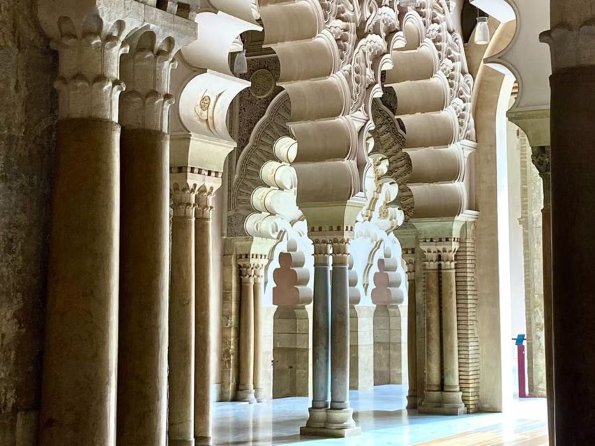 Zaragoza: Aljafería Palace guided tour in Spanish - Tools that keep the tour lively: radio for bigger groups