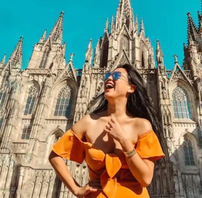 ✅ Barcelona: Sightseeing Professional Photoshoot Session - 1.5 Hours Through the Gothic Quarter and El Born Streets
